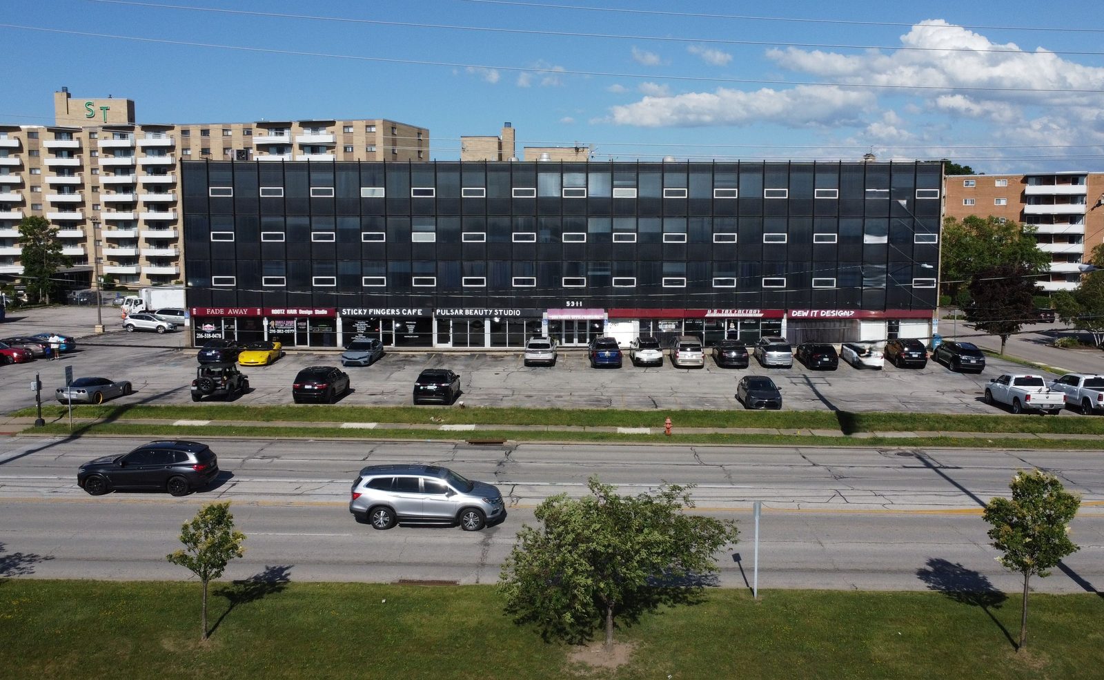 Southgate Office Building, 5311 Northfield Road, Bedford Heights — вид с улицы с витринами и парковкой